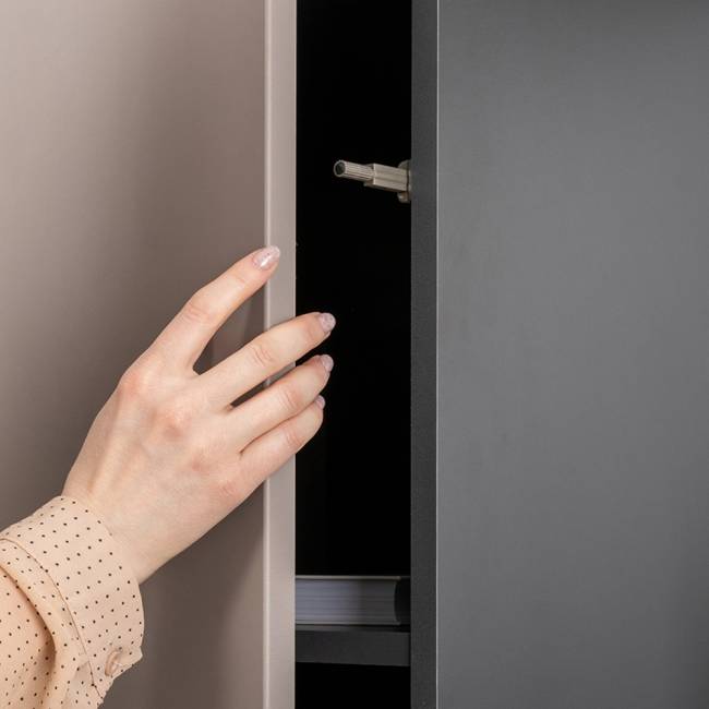 Шкаф с ящиком Сидней 13.202 цвет антрацит/МДФ веллюто капучино Шкаф с ящиком Сидней 13.202 цвет антрацит/МДФ веллюто капучино