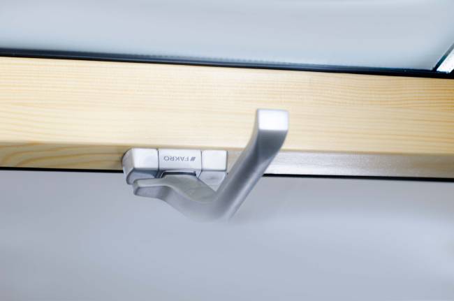 Деревянное мансардное окно FTP-V U5+ (CH) со среднеповоротным типом открывания