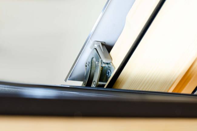 Деревянное мансардное окно FTP-V U5+ (CH) со среднеповоротным типом открывания