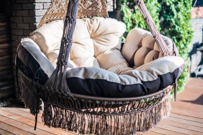 Подвесное плетеное кресло качели CARTAGENA (цвет светло-коричневый) с подушками (цвет бежевый) без каркаса Подвесное плетеное кресло качели CARTAGENA (цвет светло-коричневый) с подушками (цвет бежевый) без каркаса