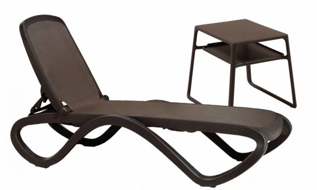 Шезлонг-лежак пластиковый со столиком Omega Pop кофе