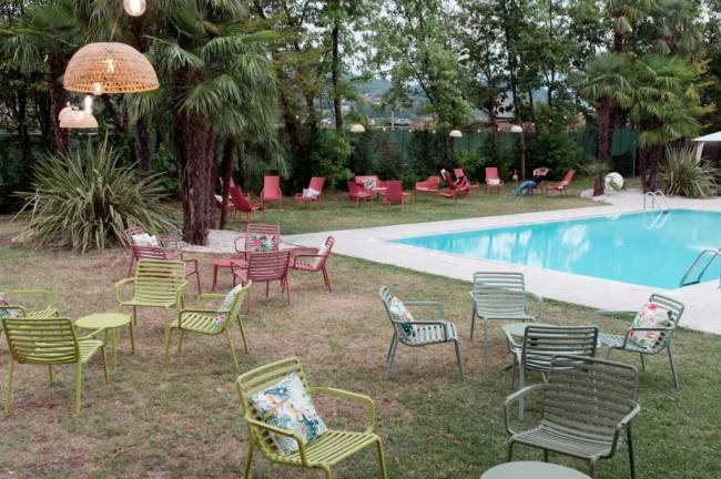 Столик пластиковый журнальный Doga мятный Ø500х400 мм Столик пластиковый журнальный Doga мятный Ø500х400 мм